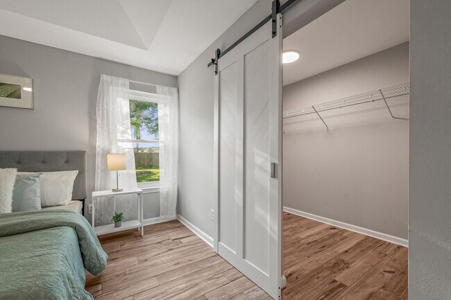 Building Photo - Stunning 4 bedroom with two bonus spaces, ...