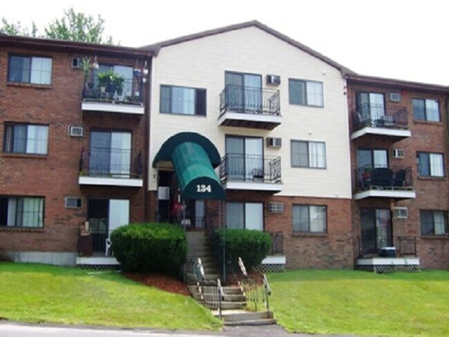 Building Photo - Bright 2BR Condo with Balcony, Pool & Heat Included – Prime Commuter Location