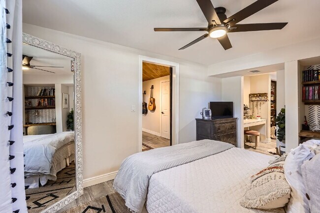 Building Photo - Available September! Charming House for rent in the Crest Club neighborhood!