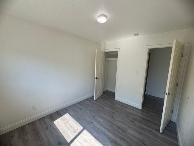 Building Photo - 4 Bedroom Home in Sacramento