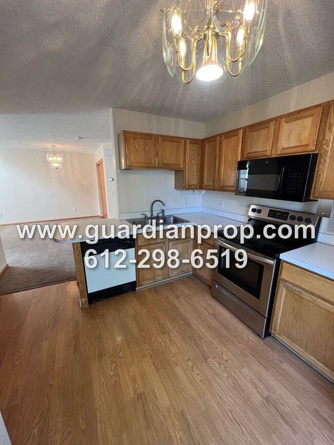 Building Photo - End Unit Townhouse Available October 1st, ...