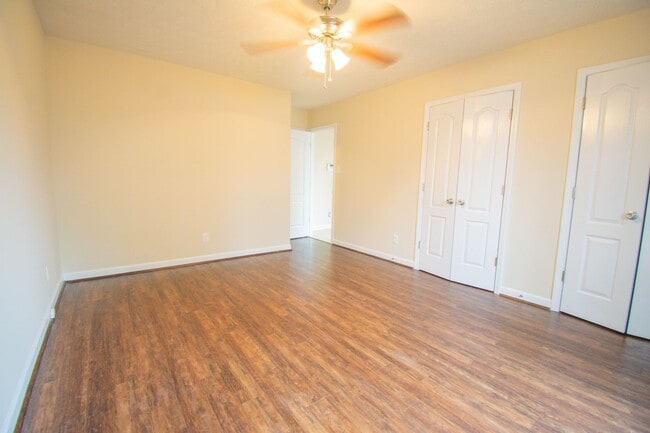 Building Photo - 3 Bedroom 2 Bathroom - Pets Allowed!