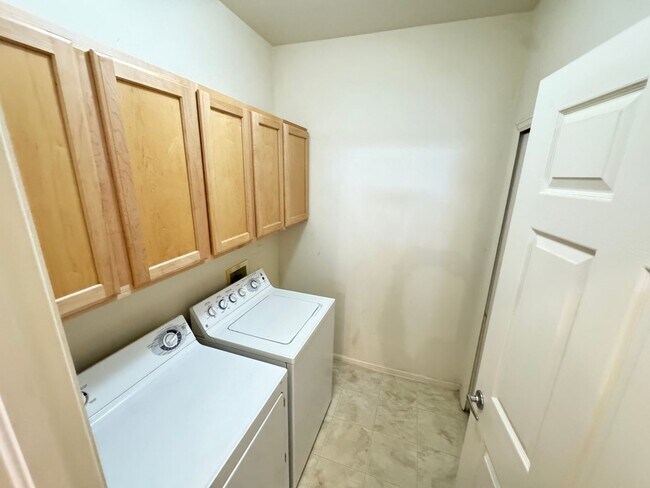 Building Photo - 474 Black Feather Loop