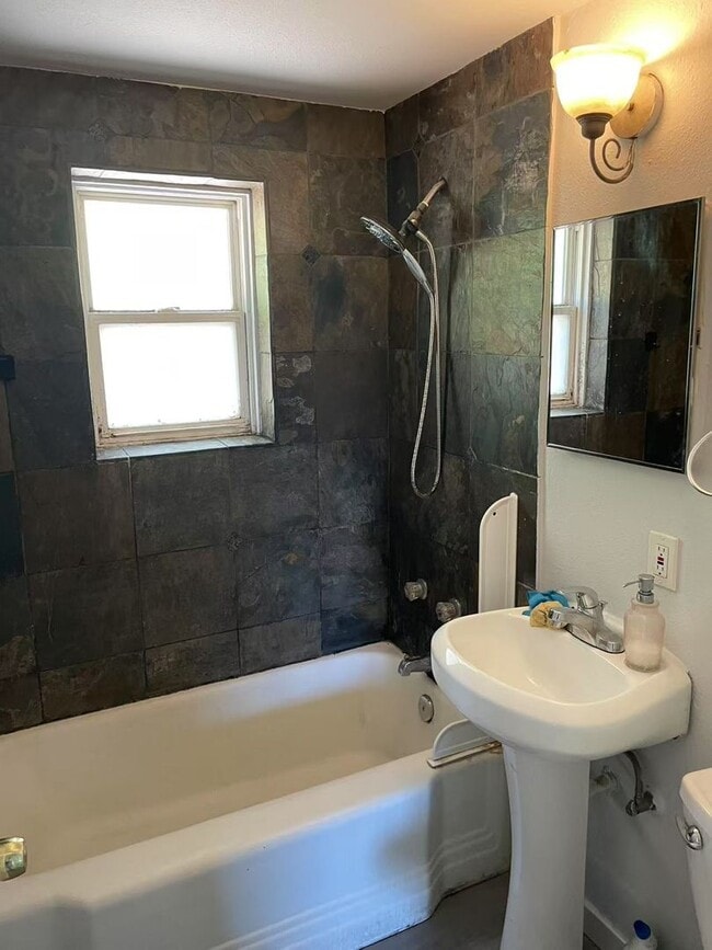 Building Photo - Nice 3-bed, 1 -bath single family house in...