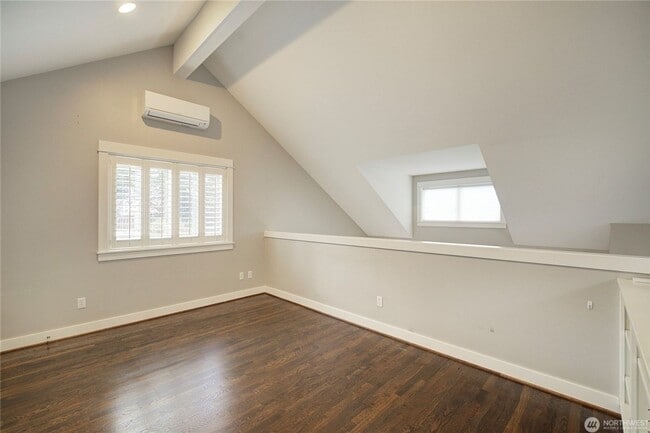 Building Photo - 2Bd/1.75Ba Seattle Home