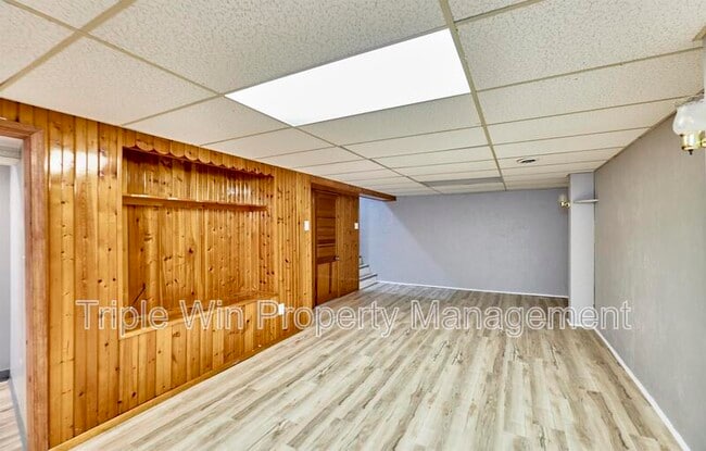 Building Photo - 2325 Golfway St