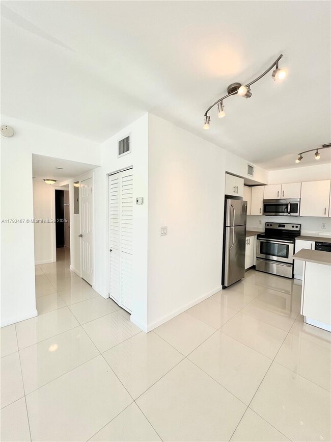 Building Photo - 8035 Crespi Blvd