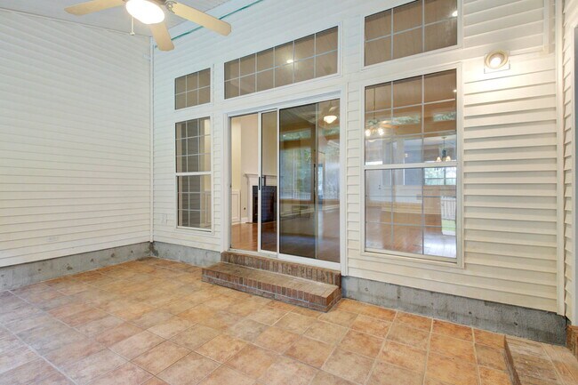 Building Photo - 6040 Fieldstone Cir