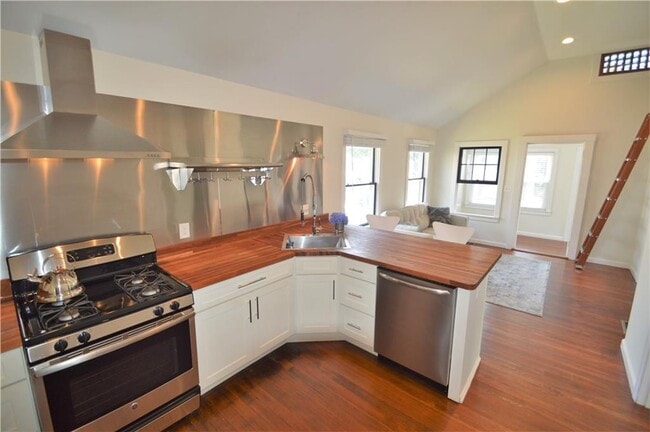 Building Photo - 108 Ormerod Ave