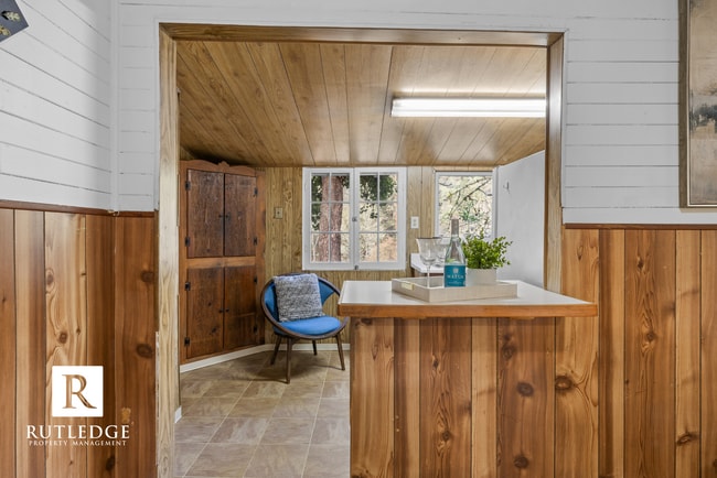 Building Photo - 454 Rogue River Hwy