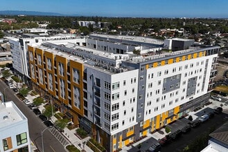 Building Photo - Silver