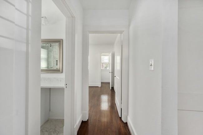 Building Photo - 819 Weedon St