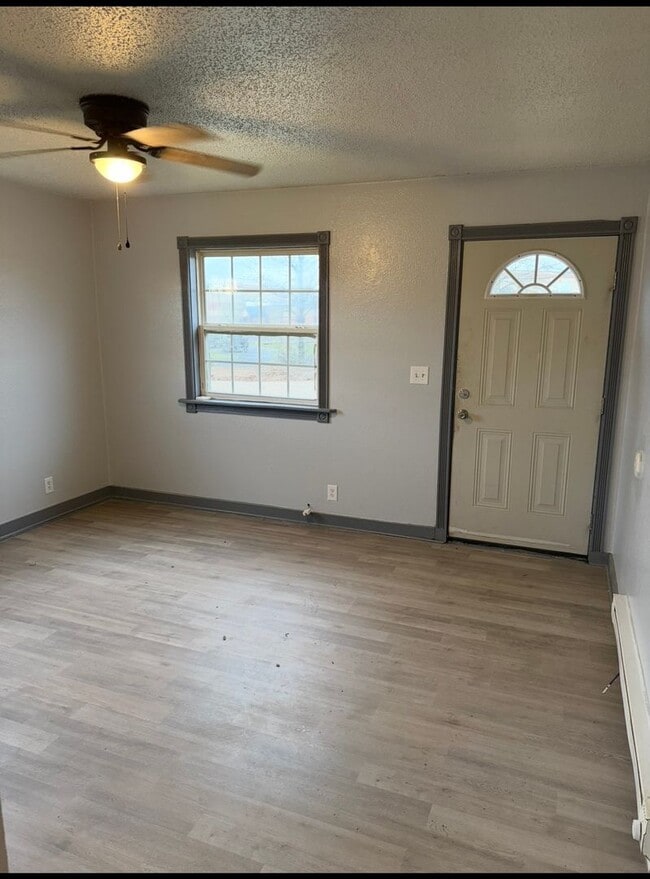 Building Photo - 1 Bed 1 Bath Duplex Available Now!