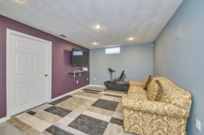 Building Photo - 27 Cranberry Ln