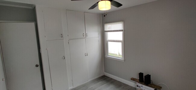 Building Photo - North Long Beach Private Back House