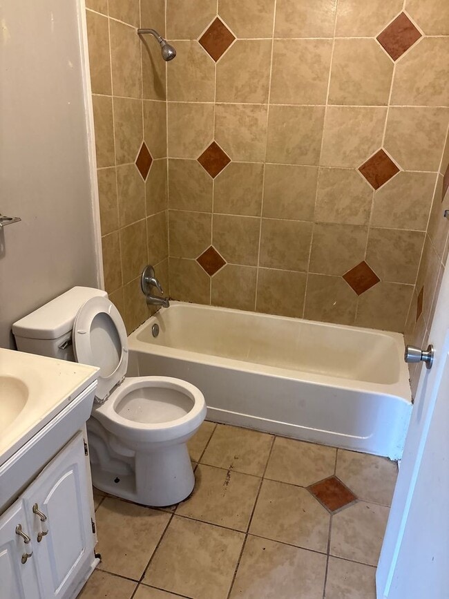 Building Photo - 418 Brewer St