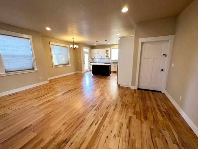 Building Photo - Super Cute 3 Bedroom with Bonus/Office in SE Portland Home!