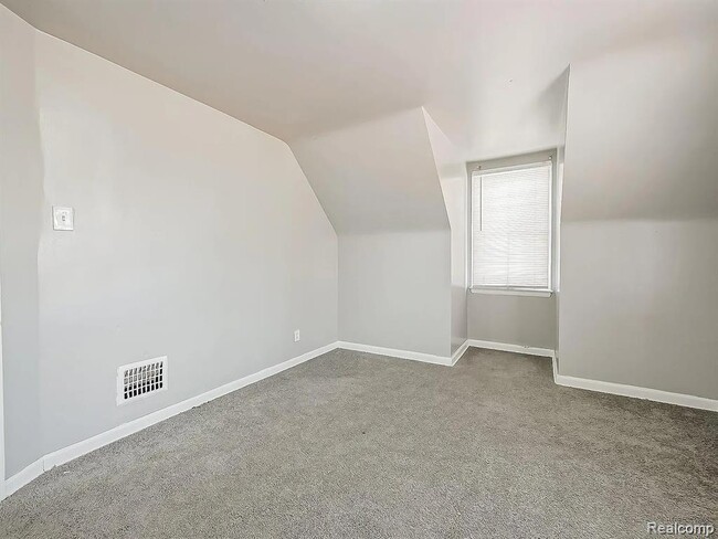 Building Photo - 9744 Lakepointe St