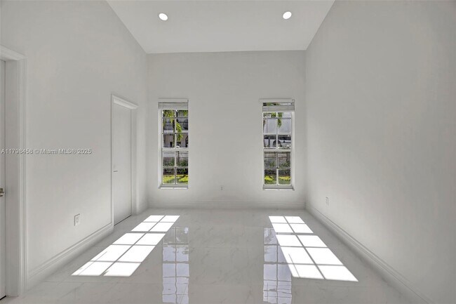 Building Photo - 6841 SW 71st Ave