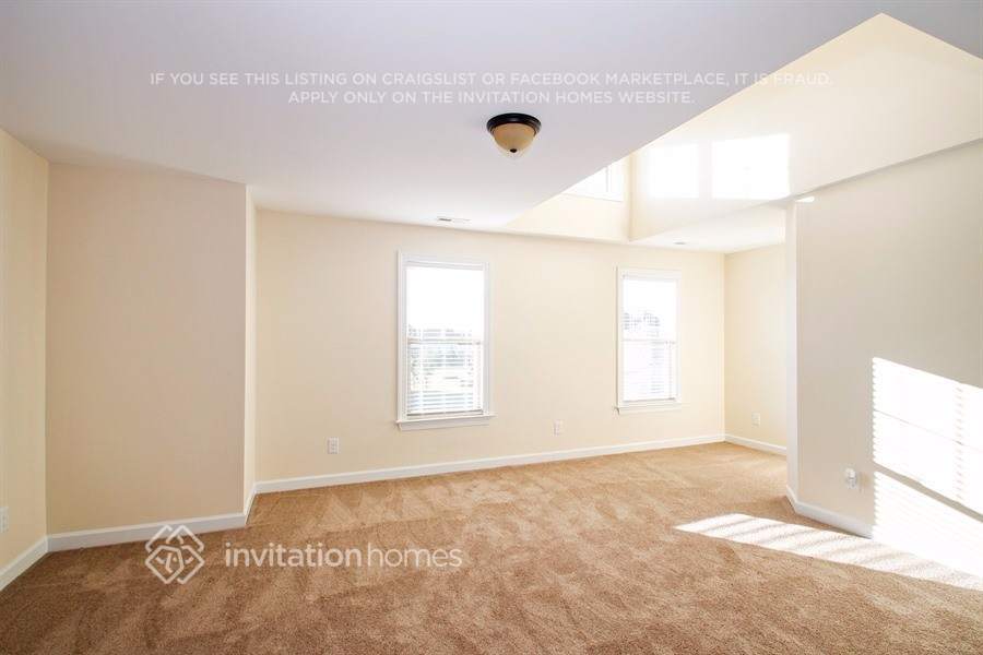 Building Photo - 552 Adams Point Dr