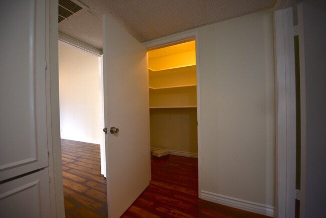 Building Photo - 1339 N Columbus Ave
