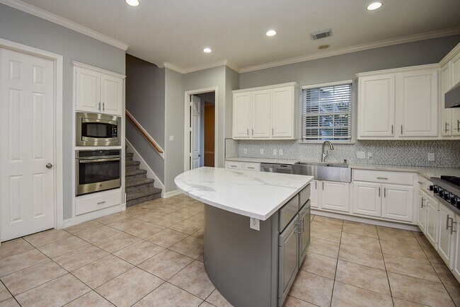 Building Photo - 7902 Silent Forest Dr