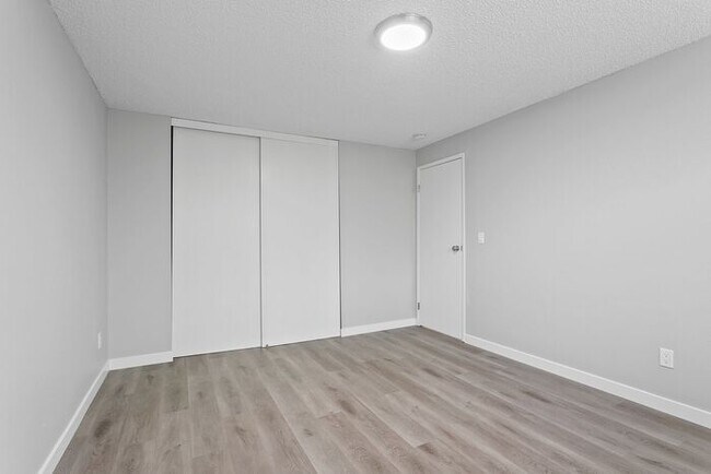 Building Photo - Affordable Comfort! Spacious 2-Bedroom Apa...