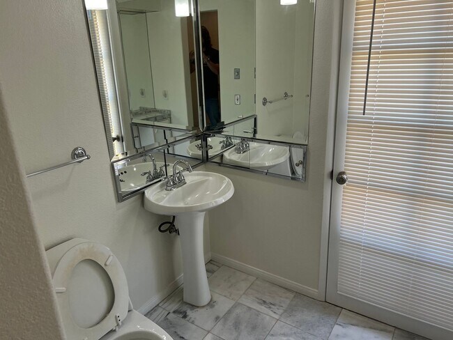 Building Photo - Las Vegas Country Club. Modernized and Upg...