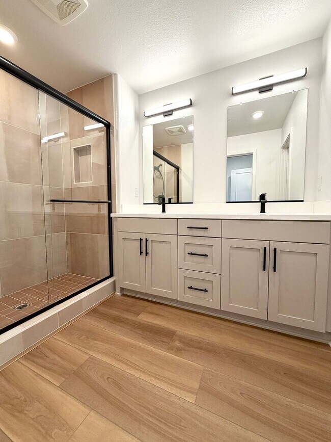 Building Photo - Brand-New Luxury Townhome for Lease in Claremont