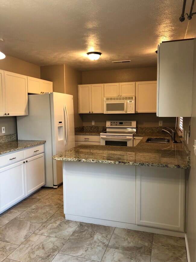 Building Photo - 441 Sunland Dr