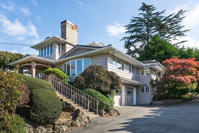 Primary Photo - Normandy Park House: Picturesque Views, Sp...