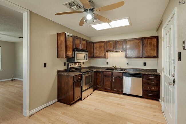 Building Photo - 5115 Kingston Dr