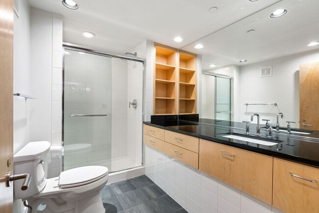 Building Photo - Gorgeous Fully Furnished Condo in Downtown...