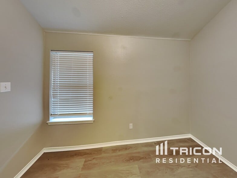 Building Photo - 102 Oak Hollow Ln