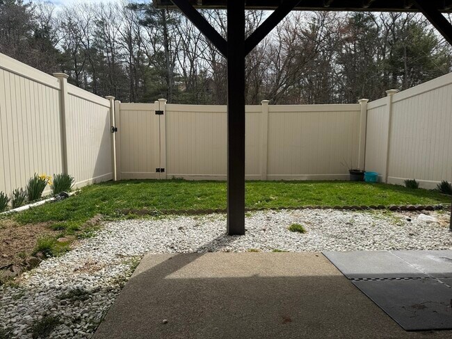 Building Photo - 909 Pleasant St