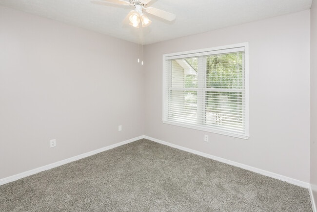 Building Photo - 406 Trailwood Dr