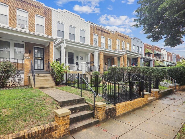 Building Photo - 504 24th St NE