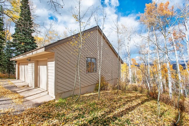 Building Photo - 2055 Faraway Rd