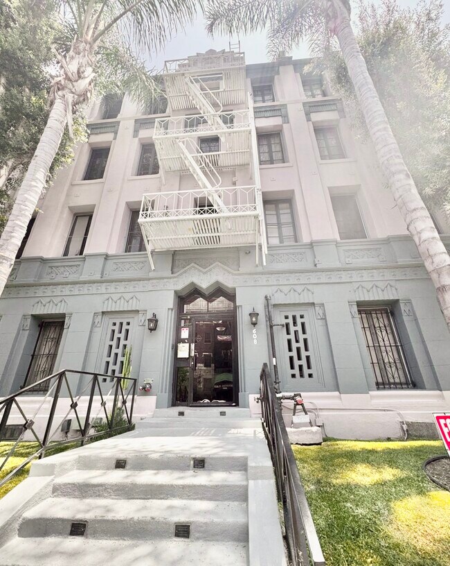 Building Photo - 608 S Dunsmuir Ave