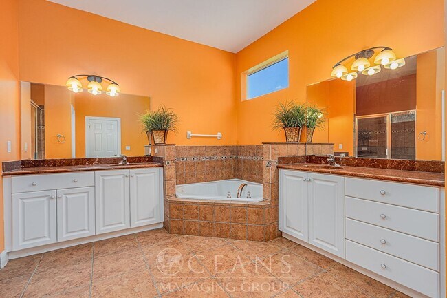 Building Photo - Spacious 4 Bedroom Pool Home in Ormond Lakes