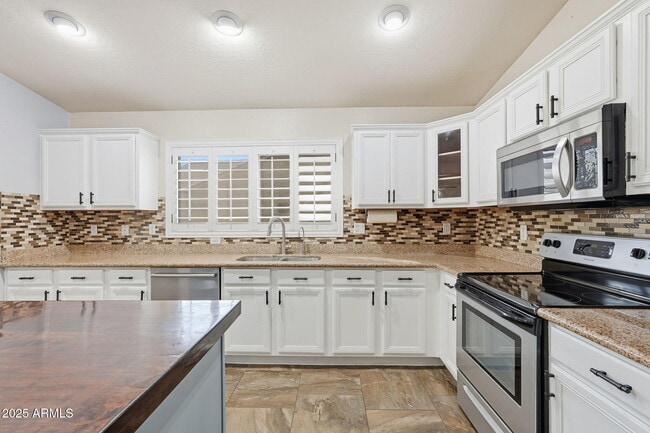 Building Photo - 21663 E Via Del Rancho Rd