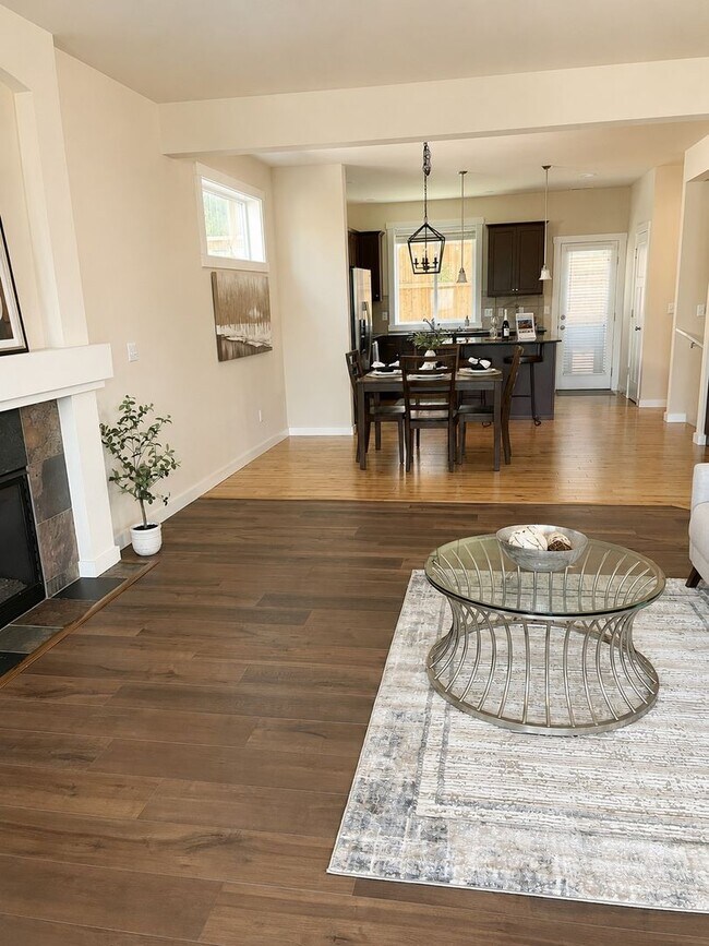 Building Photo - 3bd/2.5ba Lynnwood Townhome
