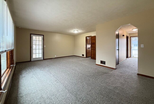 Building Photo - Spacious 4 Bedroom Home + Garage, Fenced Backyard & Bonus Lower Level