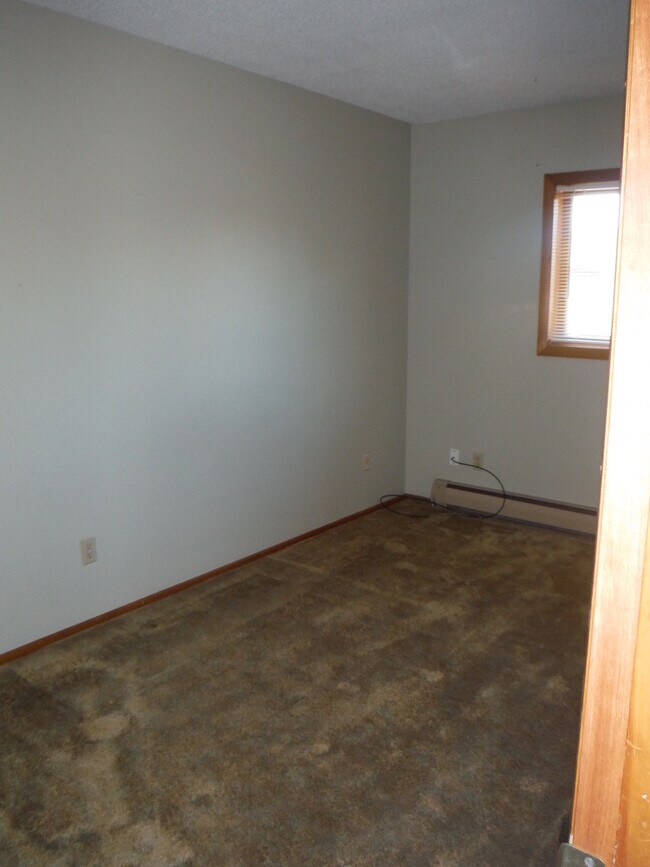 Building Photo - Cute 3 Bedroom Condo w/ Bonus Room - Walki...
