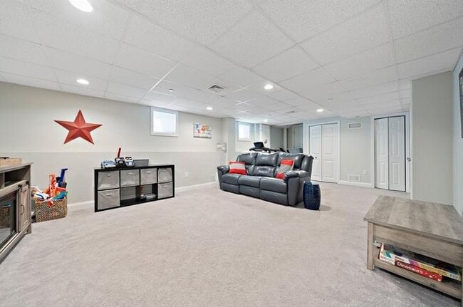 Building Photo - 1 Paradise Ln