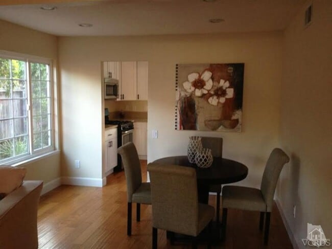 Building Photo - 2219 Scenicpark St