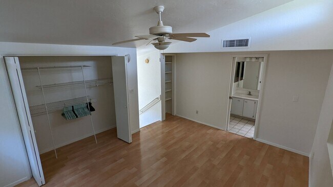 Building Photo - Beautiful Townhouse - 3 bed & 2 bath in Gr...