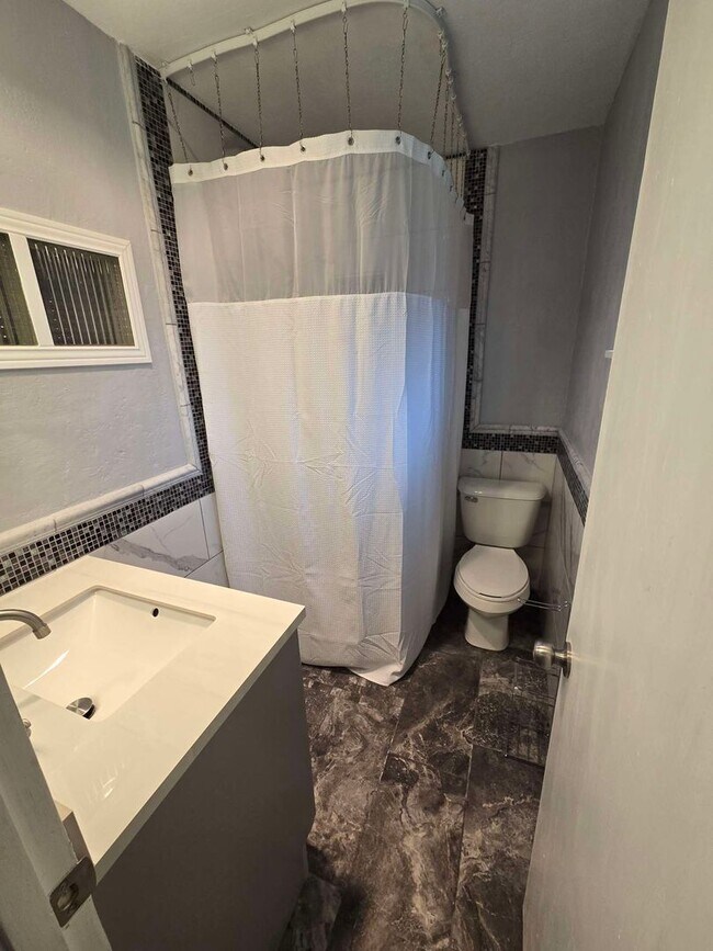 Building Photo - Spacious Home in NE Heights