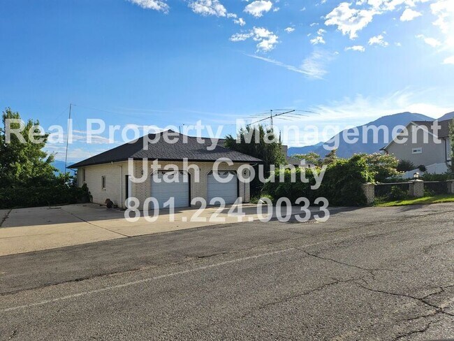 Building Photo - 675 Park Dr
