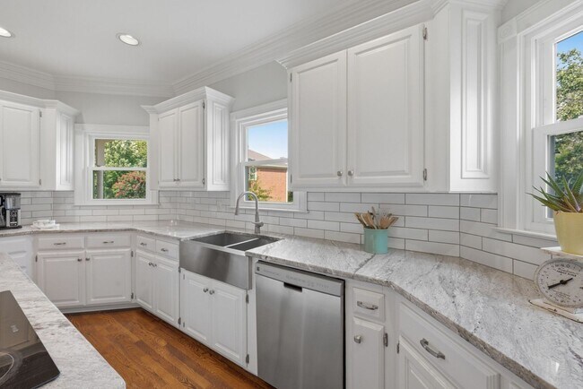 Building Photo - 1733 Carriage Ct
